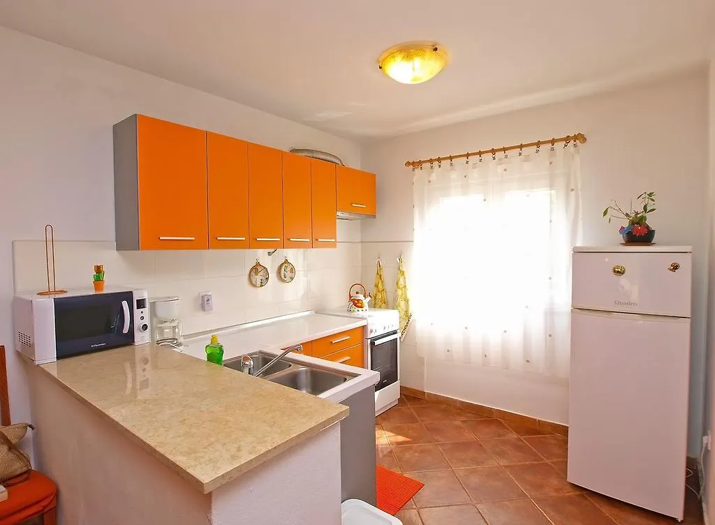 Apartment With 4 Bedrooms 446 Fazana 0*,