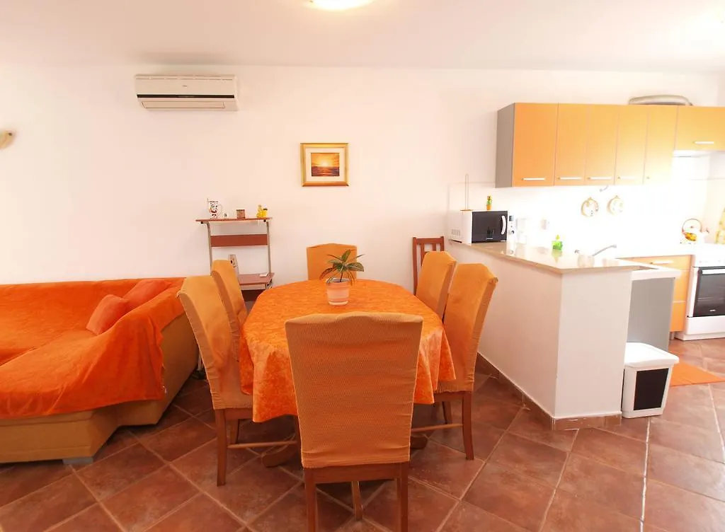 Apartment With 4 Bedrooms 446 Fažana