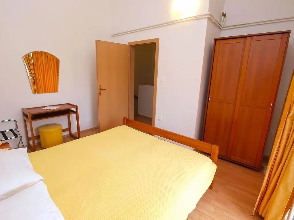 Apartment With 4 Bedrooms 446 Fazana